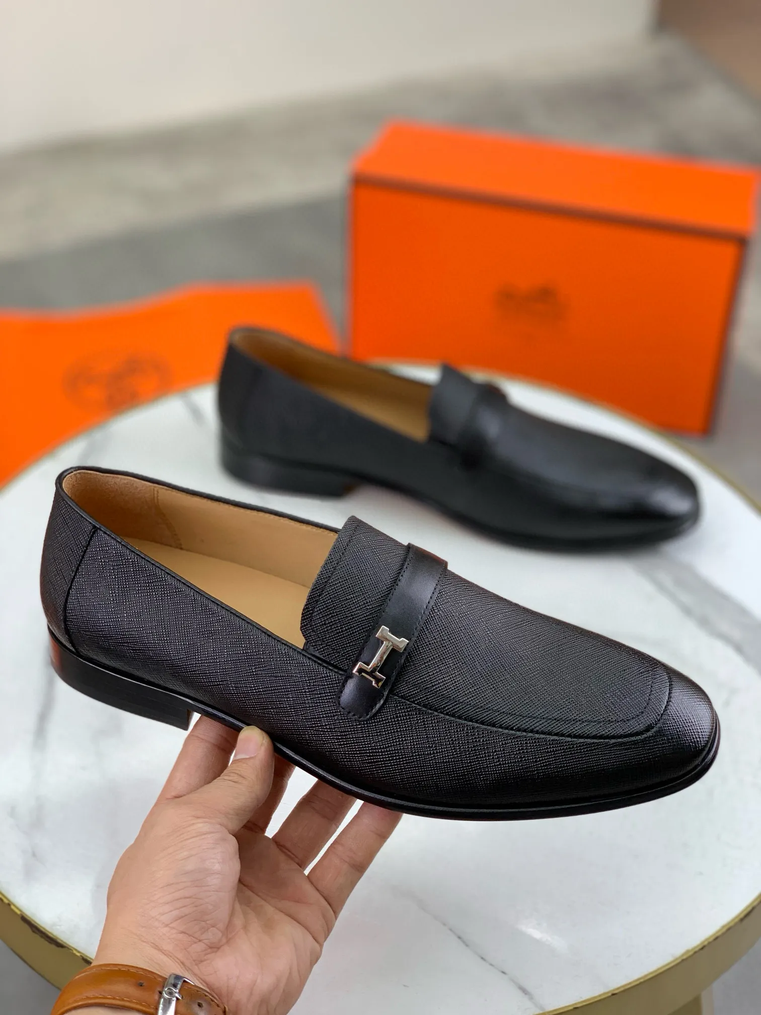 Factory price P960 💰Top version 💎💎💎 Original leather outsole Brand: Hermès (Hermès) Standard code: Men's size 39-44 (38, 45 can be customized) Grade: Same as the official website Original quality materials: Original soft calfskin Water-dyed cowhide lining Original Italian leather outsole Style categories: Men's fashion Formal casual leather shoes Slip-on men's shoes series Young fashion European and American trends, British style, colors: multiple options, counter packaging